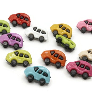 Peut inclure: Assortiment de boutons de voiture en plastique de couleurs vives. Les boutons sont de différentes couleurs, notamment rouge, vert, jaune, bleu, rose et blanc. Chaque bouton présente un motif de voiture avec des roues noires.