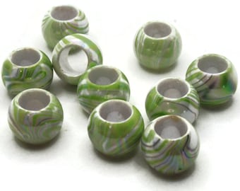 Puede incluir: Un grupo de diez cuentas redondas de color verde y blanco con un patrón de espiral. Las cuentas tienen un agujero en el centro.