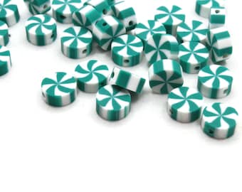 Puede incluir: Un conjunto de cuentas de arcilla polimérica a rayas turquesa y blancas. Las cuentas son redondas y cilíndricas, con un agujero en el centro para ensartar. El diseño se asemeja a un caramelo de menta. Ideal para la fabricación de joyas y manualidades.