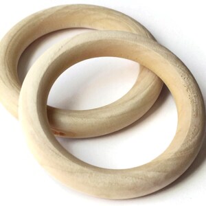 以下が含まれることがあります： 木製の輪っか2つ。未完成で、クラフトや木工のプロジェクトに適しています。