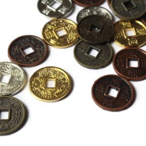 30 perline di monete cinesi miste da 10 mm, perline di monete replica in miniatura piatte e rotonde, forniture per la creazione di gioielli, piccole monete antiche con KangXi