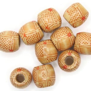 Może przedstawiać: Grupa drewnianych koralików z kratkowanym wzorem w odcieniach brązu i pomarańczy. Korale mają otwór w środku do nawlekania.