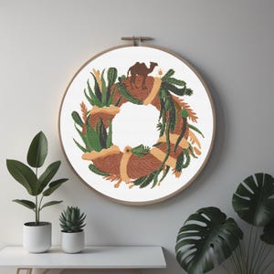 Kruissteekkranspatroon met woestijndieren, kamelen, cactussen en vetplanten – uniek op de woestijn geïnspireerd ontwerp met warme bruintinten en zandgeel