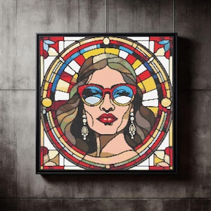 Könnte beinhalten: Eine Illustration im Stil eines Buntglasfensters einer Frau mit roten Sonnenbrillen mit blauen Gläsern. Die Frau hat braunes Haar und ist von einem kreisförmigen Design mit roten, gelben, blauen und grünen Farben eingerahmt.