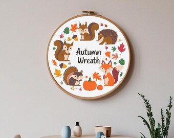 Herbsttiere Kreuzstich-Kranz-Muster mit Eichhörnchen, Igel, Füchsen, Herbstblättern, Eicheln und Kürbissen - niedliches, gemütliches Walddesign