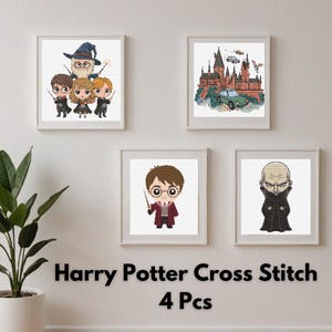 Può includere: Quattro opere d'arte a punto croce incorniciate con personaggi e scene di Harry Potter. Le opere includono immagini di Harry, Ron, Hermione, Silente, Hogwarts e Voldemort. Il testo "Harry Potter Cross Stitch 4 Pcs" è visualizzato sotto le cornici.