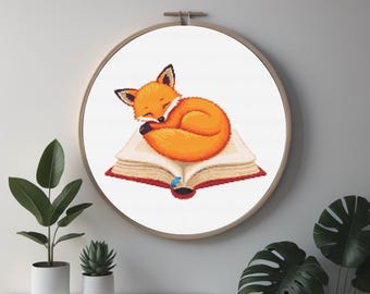本で眠るキツネのクロスステッチパターン：動物の刺繍（PDF）