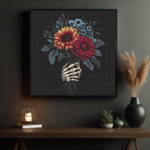 Könnte beinhalten: Ein schwarz-weiß gerahmter Leinwanddruck eines Blumenstraußes, der von einer skelettartigen Hand gehalten wird. Die Blumen sind rot, gelb und blau.