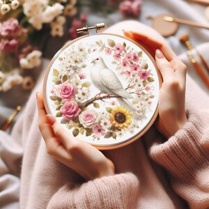 Puede incluir: Una paloma blanca posada en una rama rodeada de una corona de flores rosas, blancas y amarillas. La paloma es un símbolo de paz y amor.