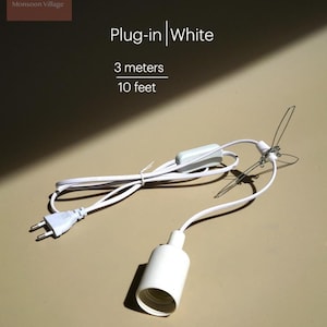 Könnte beinhalten: Weißes Stromkabel mit Stecker, Inline-Schalter und einer weißen Lampenfassung. Das Kabel ist 3 Meter oder 10 Fuß lang.  Plug-in | White