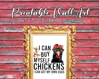 Puede incluir: Impresión enmarcada con el texto "I CAN BUY MYSELF CHICKENS I CAN GET MY OWN EGGS" y un dibujo de un pollo con gafas y una bandana. El marco es dorado y el fondo es una pared de madera roja.