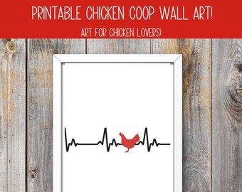 Puede incluir: Arte de pared imprimible con una silueta de pollo roja dentro de un gráfico de latido del corazón negro. El texto "Printable Chicken Coop Wall Art! Art for Chicken Lovers!" está en la parte superior de la imagen.