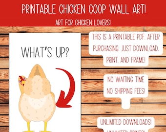 Puede incluir: Arte de pared imprimible con un pollo de dibujos animados con el texto "What's Up?" impreso sobre un fondo blanco. La imagen está enmarcada por un fondo de madera.
