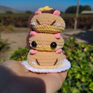 Puede incluir: Una bandeja de servicio de madera hecha a mano con un acabado natural. La bandeja tiene forma rectangular con bordes elevados y asas integradas. Es ideal para servir alimentos y bebidas. La bandeja mide 45.7 cm de largo y 30.5 cm de ancho.