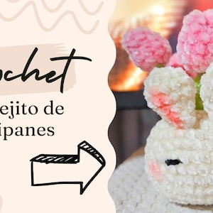 Puede incluir: Un jarrón de conejito de ganchillo hecho a mano con flores de tulipanes rosas. El conejito es blanco con acentos rosas en las orejas y las mejillas. El texto "Crochet Conejito de tulipanes" está en la esquina superior izquierda, con un dibujo de tres tulipanes rosas.