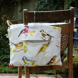 Peg Bag Wäscheklammer Tasche in British Garden Vögel Baumwollstoff Mit Holzbügel