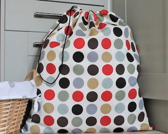 Sac à linge en tissu de coton design rouge, brun et gris, sac artisanal, sac à cordon de serrage