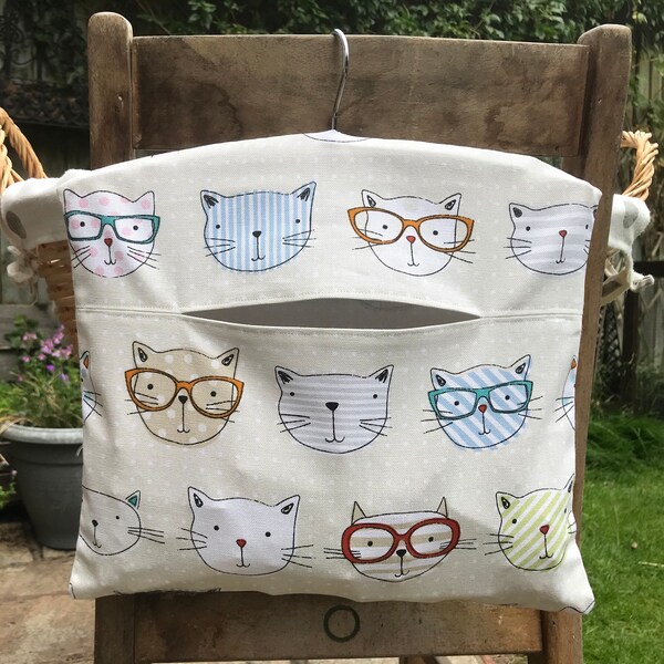 Sac à pinces à linge en tissu de coton avec visages de chat de dessin animé avec cintre en bois