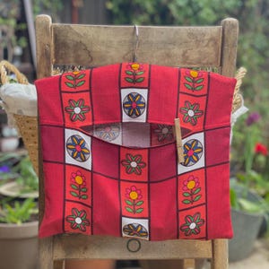 Peg Bag in Vintage Red Floral Cotton Barkcloth Hanging Clothespin Bag With Wooden Hanger