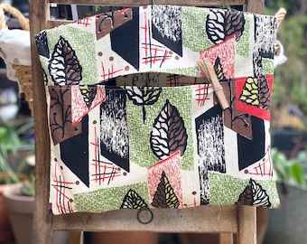Peg Bag in Vintage 1950s Abstract Cotton Fabric Hanging Clothespin Bag With Wooden Hanger