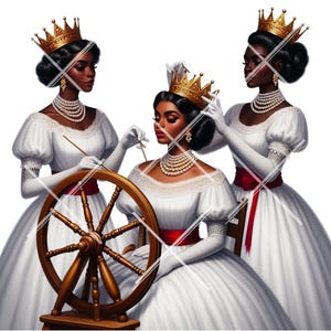 Op de afbeelding: Drie vrouwen in witte jurken en gouden kronen. De vrouw in het midden zit en draait een houten spinnewiel. De vrouwen dragen parelkettingen en rode sjerpen.