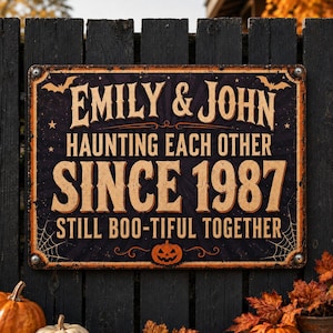 Peut inclure: Une plaque rectangulaire en métal avec un fond noir et du texte orange. La plaque indique EMILY & JOHN HAUNTING EACH OTHER SINCE 1987 STILL BOO-TIFUL TOGETHER. Elle présente des silhouettes de chauves-souris, des toiles d'araignée et une citrouille.