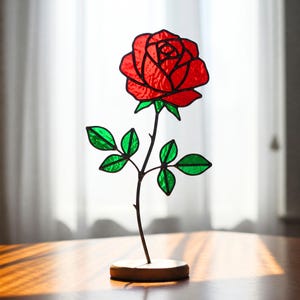 バラの花のステンドグラスの模様、赤いバラの花のサンキャッチャーのガラスの模様、牡丹の花の模様、モダンなサンキャッチャー、DIY の模様、お母さんへのギフト