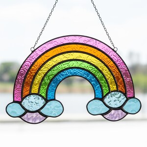 Attrape-soleil en vitrail arc-en-ciel pastel avec nuages, motif de vitrail PDF joyeux arc-en-ciel, décoration de fierté, vitrail bricolage