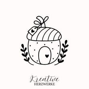 Puede incluir: Un dibujo lineal en blanco y negro de una casa caprichosa con un techo a rayas, una puerta en forma de corazón y detalles punteados. Una etiqueta con un corazón cuelga del techo, y ramitas frondosas enmarcan la casa. El texto "Kreative HERZWERKE" está debajo.
