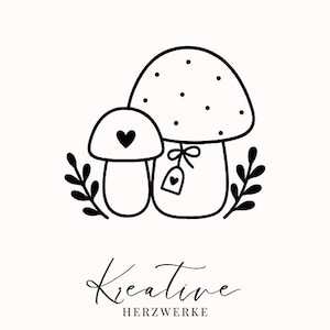 Può includere: Illustrazione in bianco e nero di due funghi con dettagli a cuore e accenti di foglie. La parola "Kreative" è scritta in corsivo, con "HERZWERKE" sotto in un carattere più piccolo.