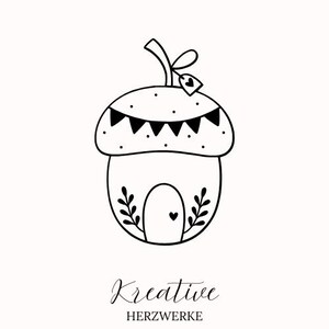 Puede incluir: Ilustración en blanco y negro de una casa en forma de bellota, con puerta, hojas y un corazón. La bellota tiene una parte superior punteada con pequeñas banderas y una etiqueta. La palabra "Kreative" está escrita en cursiva, con "HERZWERKE" debajo.