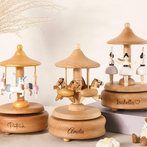 Carrusel musical de madera con bailarina, caja de música con nombre grabado, tren de madera personalizado, regalo para baby shower, regalo para recién nacidos.