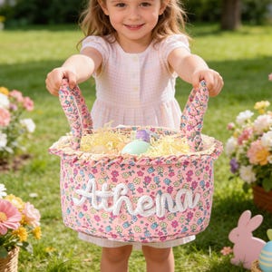 以下が含まれることがあります： 黒いハンドルと太字の黒いフォントで「But First, Coffee」というテキストが入った白いセラミックマグ。 マグカップはニュートラルな背景に配置され、シンプルなデザインを強調しています。