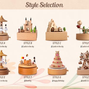 K&ouml;nnte beinhalten: Eine Auswahl an h&ouml;lzernen Spieluhren, jede mit einem einzigartigen Design. Zu den Stilen geh&ouml;ren ein Karussell, ein Schloss, ein Riesenrad und eine mehrst&ouml;ckige Torte. Der Text "Style Selection" steht oben. Jeder Stil ist mit einem Buchstaben und einem Songtitel gekennzeichnet.