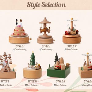 K&ouml;nnte beinhalten: Eine Auswahl an Holz-Spieluhren mit verschiedenen Designs, darunter eine Hochzeitstorte, ein Karussell und weihnachtliche Szenen. Jede Box ist mit einem Stil und einem Songtitel versehen. Der Hintergrund ist hellbeige.