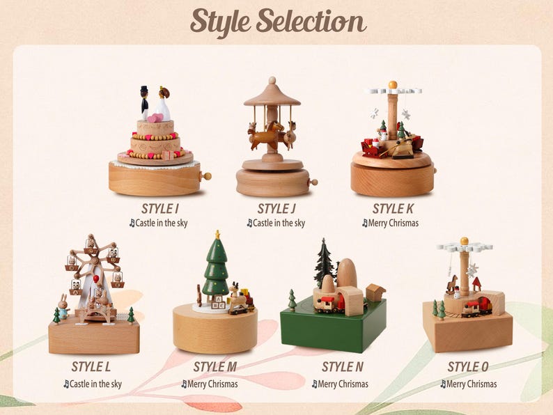 K&ouml;nnte beinhalten: Eine Auswahl an Holz-Spieluhren mit verschiedenen Designs, darunter eine Hochzeitstorte, ein Karussell und weihnachtliche Szenen. Jede Box ist mit einem Stil und einem Songtitel versehen. Der Hintergrund ist hellbeige.