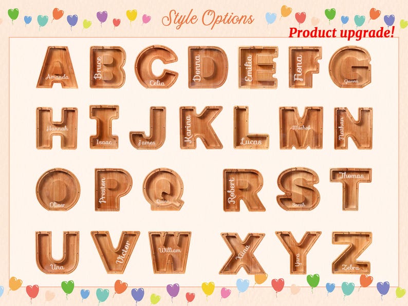 Puede incluir: Letras del alfabeto de madera con nombres inscritos dentro de cada letra. Las letras son de color marr&oacute;n claro y tienen un acabado de madera natural. Las letras est&aacute;n dispuestas en orden alfab&eacute;tico.