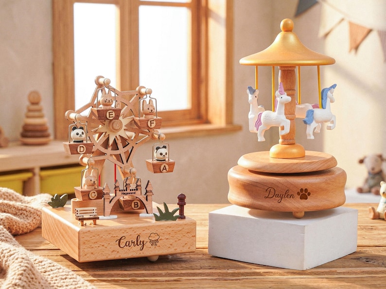 K&ouml;nnte beinhalten: Holz-Spieluhren. Eine ist ein Riesenrad mit Tierfiguren, die andere ein Karussell mit Einh&ouml;rnern. Das Riesenrad tr&auml;gt den Namen "Carly" und ein Wolkensymbol. Das Karussell tr&auml;gt den Namen "Daylen" und einen Pfotenabdruck.