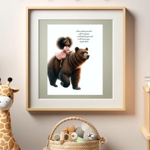 Puede incluir: Una impresión enmarcada con fondo blanco que presenta un oso marrón con una niña pequeña en un vestido rosa montando en su espalda. El texto en la impresión dice "Te he hecho y te llevaré; te sostendré y te rescataré." Isaías 46:4