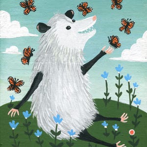 Peut inclure: Peinture fantaisiste d'un opossum blanc avec des membres et des oreilles noirs, entouré de papillons orange et noirs. L'opossum est assis dans un champ vert avec des fleurs bleues, sous un ciel bleu clair avec des nuages blancs. Signature de l'artiste en bas à droite.