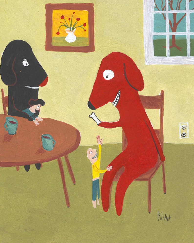 Puede incluir: Un perro rojo con un hueso en la boca est&aacute; sentado en una mesa con un perro negro y una persona peque&ntilde;a. El perro rojo est&aacute; sonriendo y el perro negro est&aacute; mirando a la persona. Hay un jarr&oacute;n con flores rojas en la pared detr&aacute;s de los perros.