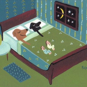 Schlafende Hunde im Bett Kunstkarte - lustige wunderliche Schlafzimmer-Folk-Kunst-Pitbull, gelbes Labrador, schwarzes Labrador