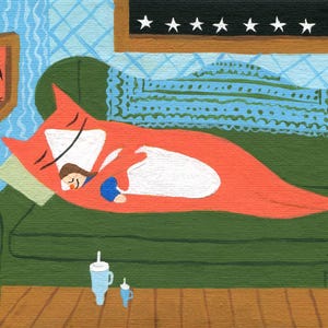 Lámina artística de gato naranja: durmiendo la siesta en el sofá con mamá. Obra de arte popular de gato anaranjado y blanco de Sara Pulver