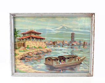 Cuadro vintage de pagoda PBN: Paisaje acuático de playa en marco plateado.