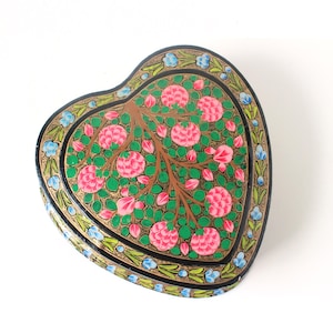Vintage Hand-Painted Floral Heart Box: Lacquered Roses Decor