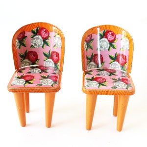 Petites chaises vintage, table, meubles de poupée miniature, chaises fleuries, tables et chaises en métal, décoration d&#39;intérieur vintage, style cottage