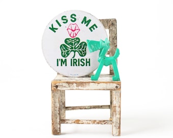 Vintage KISS ME Pin, Kiss Me I'm Irish, Vintage Saint Patrick's Day, St. Patrick's Day Pin, Retro Decor, Retro Style