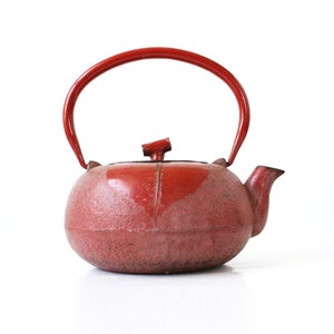 Vintage Lotus Teapot, Red, Lotus Leaf, Cast Iron Tea Kettle, Vintage Home Decor, Retro Style, Boho Home, Retro Kitchen, Red Kitchen Decor