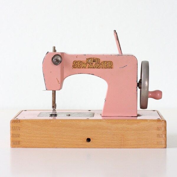 Vintage Sewing Machine - KAY AN EE Pink Toy Sew Master Sewing Machine