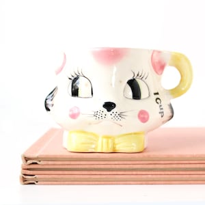 Vintage Kitschy Cat Measuring Cup: Retro Kitchen Decor